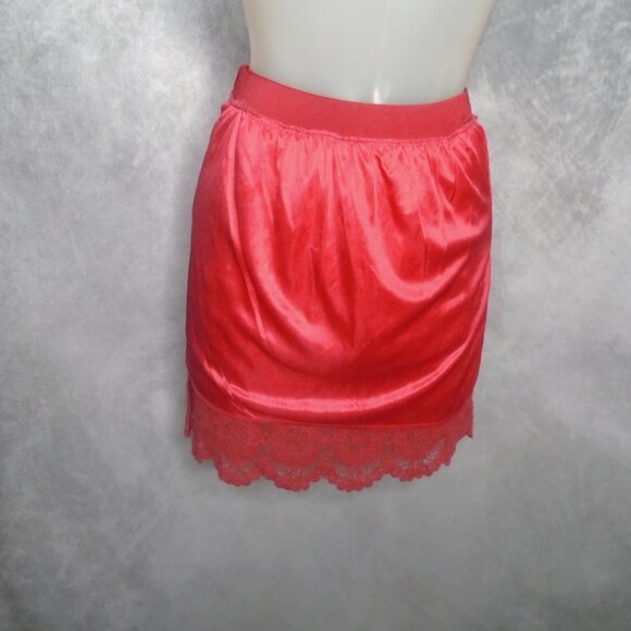 Mini Pencil Skirt Red Lace! for a Special Date - Picture 4 of 8